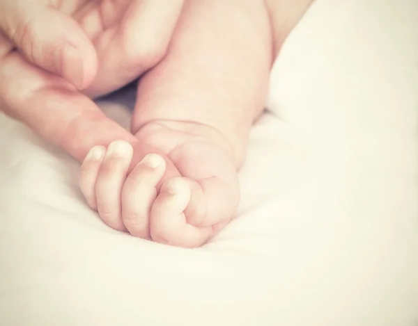 Moeder en baby handen — Stockfoto