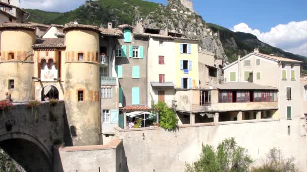 Personas caminando en la entrada de la ciudad medieval de Entrevaux, al sur de Francia — Vídeo de stock