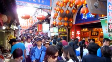 Wangfujing sokakta yürürken insanlar