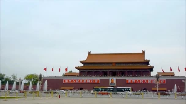 Вход в знаменитый Дворец Запретного города на площади Тяньаньмэнь — стоковое видео