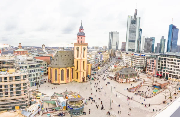 People walking in the Hauptwache plaza in Frankfurt — Stock Photo, Image