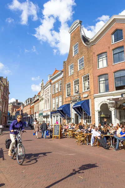 Typiska barer med medeltida arkitektur i Haarlem — Stockfoto