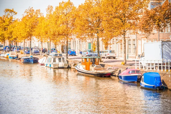 Amsterdam'da sonbahar sırasında kanal — Stok fotoğraf