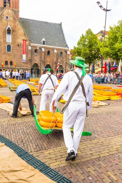 Alkmaar, Nederländerna - 7 september: bärare promenader med ma — Stockfoto