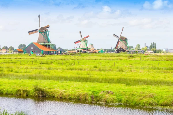 Paisaje en Holanda con molinos de viento —  Fotos de Stock