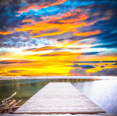 Gölde gün batımı