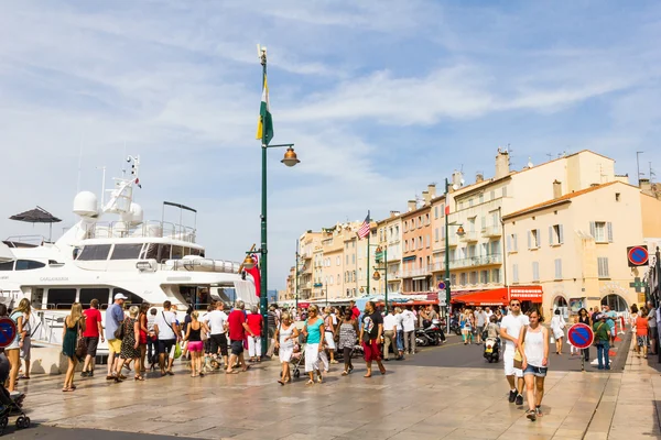 Turisták séta a városban a régi port Saint Tropez, Franciaország — Stock Fotó
