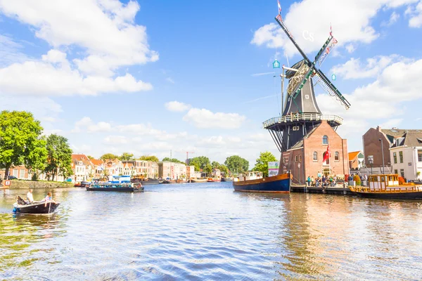 Tipico mulino a vento e architettura medievale ad Haarlem, Paesi Bassi — Foto Stock