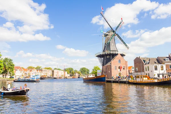 Tipik yel değirmeni ve ortaçağ mimarisi, Haarlem, Hollanda — Stok fotoğraf