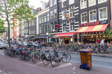 Bisiklet ve kahve dükkanları Amsterdam merkezinde