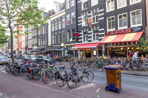 Vélos et cafés dans le centre d'Amsterdam — Photo