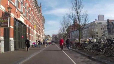 Amsterdam'da Hollanda bir kanal sokak görünümü