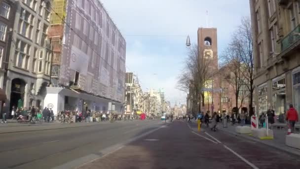 Personas, bicicletas y coches de todo el centro de la ciudad, Amsterdam — Vídeo de stock