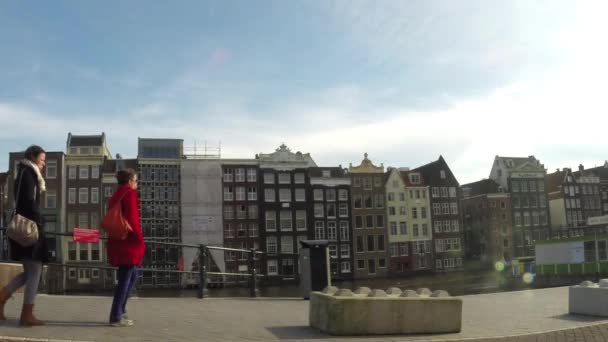 Vista de la calle de un canal holandés en Amsterdam — Vídeo de stock