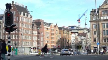 İnsanlar bir Hollandalı kanalda, Amsterdam