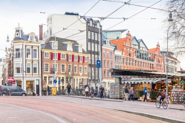 Amsterdam'ın ünlü çiçek pazarı yürüyüş insanlar