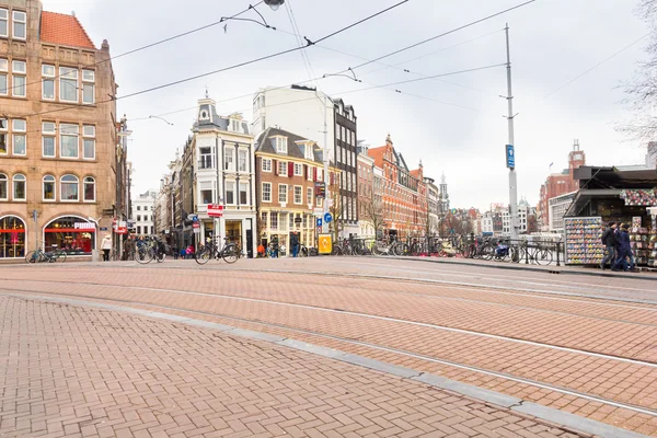 Amsterdam'ın ünlü çiçek pazarı yürüyüş insanlar — Stok fotoğraf