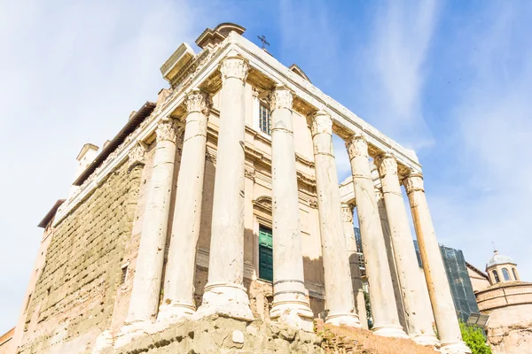 Tempel von Antoninus und Faustina im römischen Forum in Rom, ita — Stockfoto