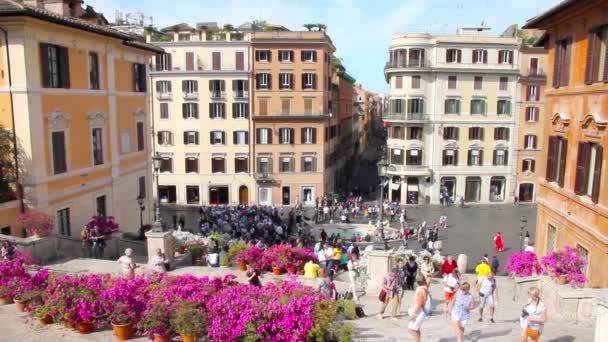 People walking in the Spanish steps, in the Piazza di Spagna, Rome, Italy — Stock video