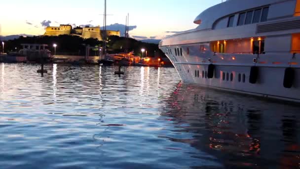 O porto de Antibes e a fortaleza — Vídeo de Stock