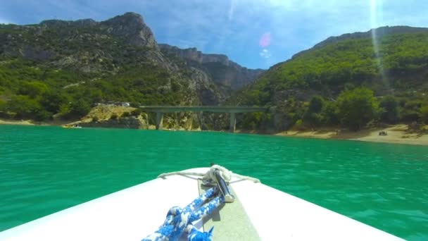 Navegación en barco en el Lac de Sainte-Croi en las Gargantas del Verdon, Francia — Vídeos de Stock