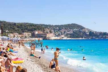 ourists Nice, Fransa sahilde güzel havanın tadını çıkarmak.