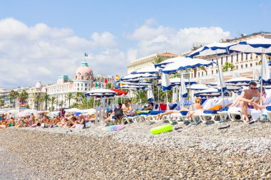 Turistler Nice, Fransa sahilde güzel havanın tadını çıkarmak