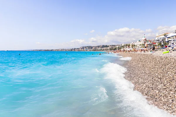 Turisté mají dobré počasí na pláži v Nice, Francie — Stock fotografie