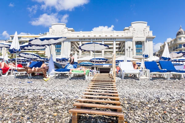 Туристы наслаждаются хорошей погодой на пляже Ниццы, Франция — стоковое фото