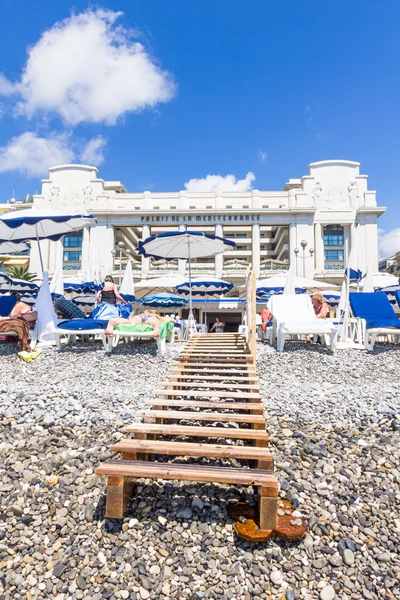 游客如鲫。 享受好天气在法国尼斯海滩 — 图库照片