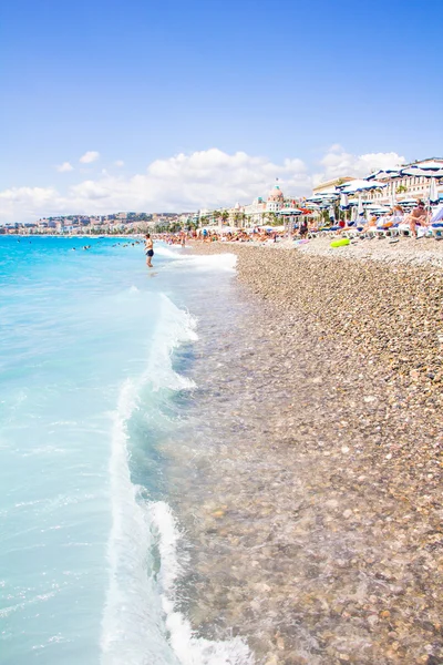 I turisti godono del bel tempo sulla spiaggia di Nizza, Francia — Foto Stock