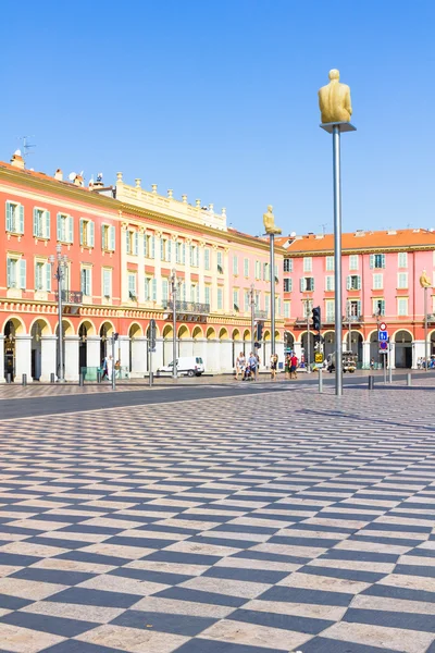 Τουρίστες, το περπάτημα σε την πλατεία Place Massena, Νίκαια, Γαλλία — Φωτογραφία Αρχείου