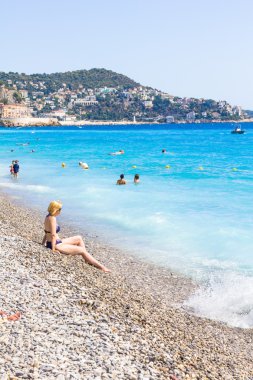 Turistler plajda güzel havanın tadını çıkarmak.