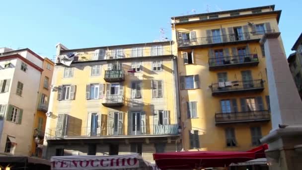 Los turistas disfrutan del buen tiempo en la Plaza Rossetti en Niza, Francia — Vídeo de stock