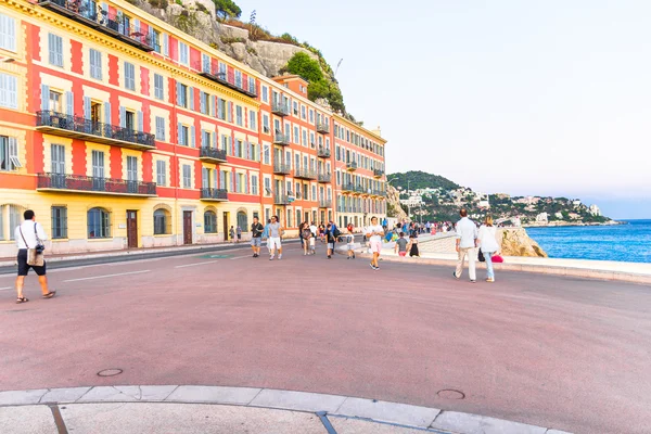Ludzie chodzą przez Promedade des Anglais, Nicea, Francja — Zdjęcie stockowe