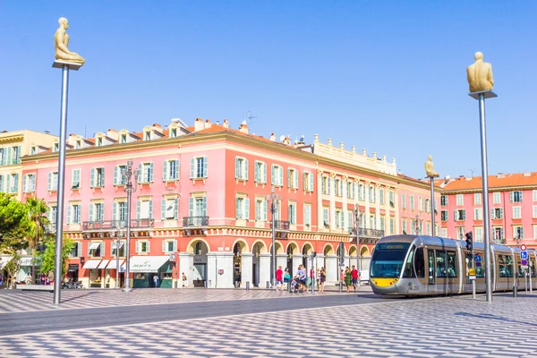 Touristes marchant sur la Place Massena, Nice, France — Photo