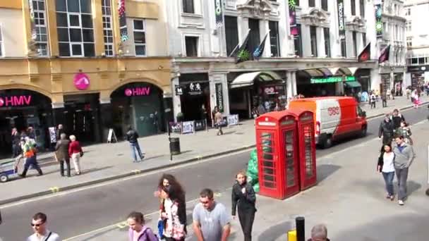 Gente caminando por la Avenida Northumberland — Vídeo de stock