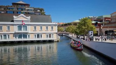 Aveiro, Portekiz - 27 Ağustos 2023: Kanalda tekne gezisi. Tekne turu şehrin en ünlü yeridir..