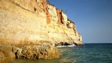 Benagil, Algarve, Portekiz 'deki kayalıklar ve mağaralar