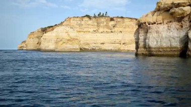 Benagil, Algarve, Portekiz 'deki kayalıklar ve mağaralar