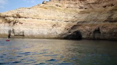 Benagil, Algarve, Portekiz 'de bir mağarada kumsal