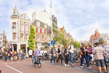 Amsterdam'ın ünlü çiçek pazarı yürüyüş insanlar