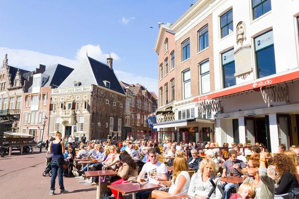 Bars typiques avec architecture médiévale à Haarlem, Pays-Bas — Photo