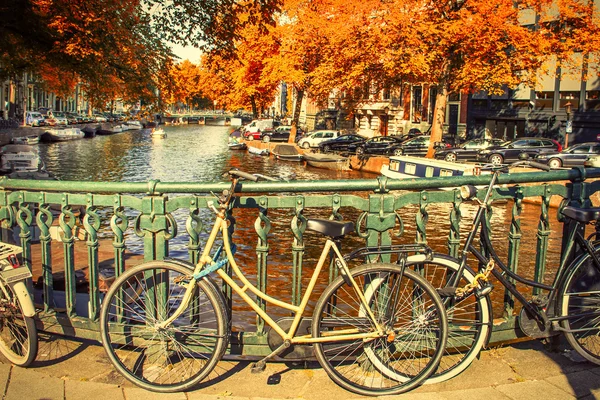 Amsterdam canal y bicicletas — Foto de Stock