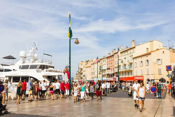 Turisti a piedi nel vecchio porto di Saint Tropez — Foto Stock