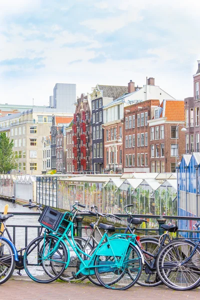 Amsterdam canal y bicicletas — Foto de Stock