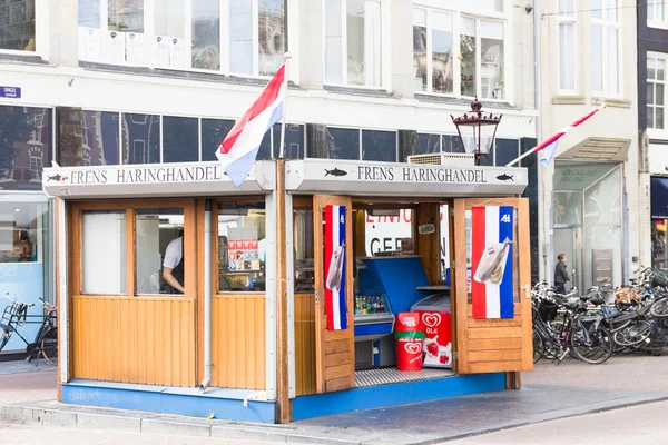 Typische Nederlandse verse vis kraam in het centrum van Amsterdam — Stockfoto