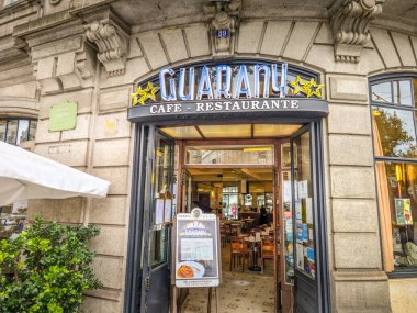 Porto, Portekiz - 20 Ekim 2025 Guarany Cafe manzarası. Kafe müzisyenler, sanatçılar ve her türlü yaratıcılar arasında favoridir..