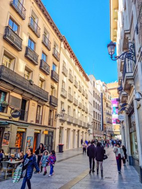 Madrid, İspanya - 04 Şubat 2023: Calle del Carmen caddesinde yürüyen insanlar. Puerta del Sol meydanında başlar ve Plaza del Callao meydanında biter..