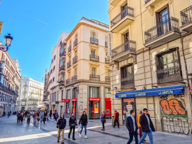 Madrid, İspanya - 04 Şubat 2023: Calle del Carmen caddesinde yürüyen insanlar. Puerta del Sol meydanında başlar ve Plaza del Callao meydanında biter..